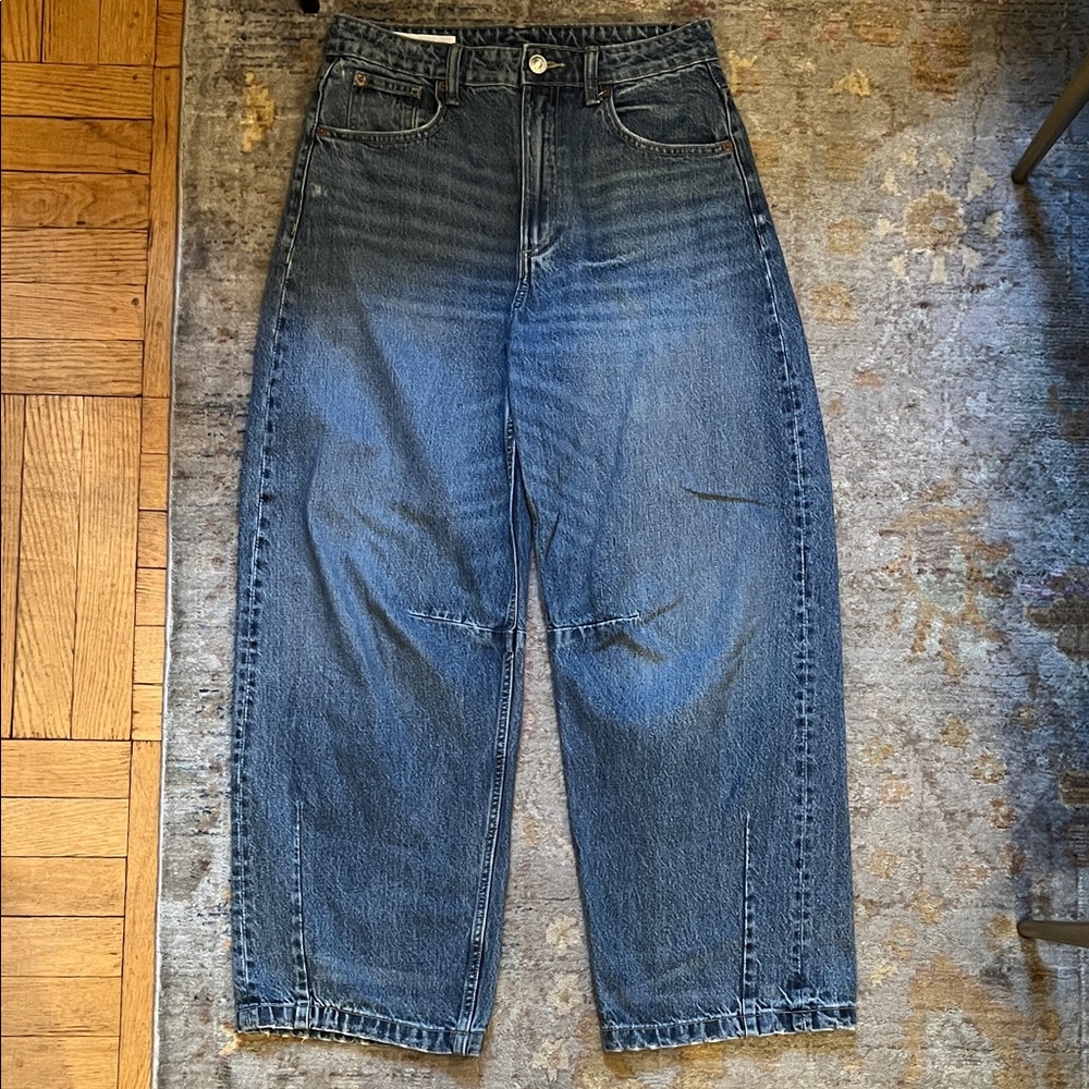 Zara women’s size 4 darted barrel leg blue jeans